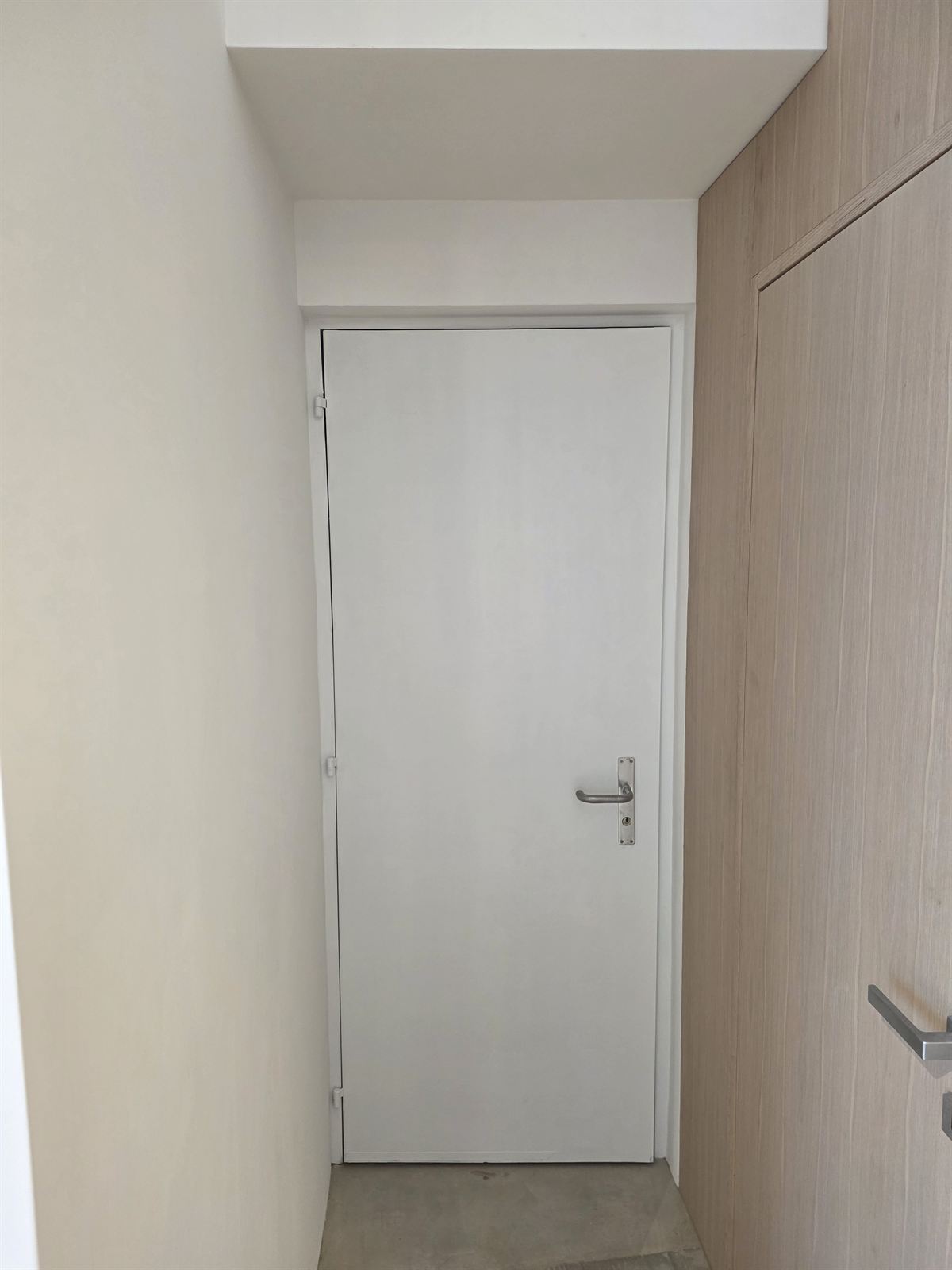 Couloir et porte après mise en peinture blanche
