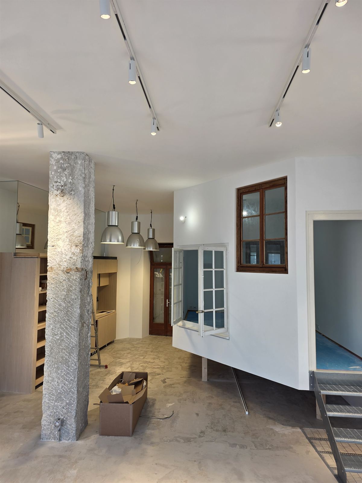 Espace en cours de chantier, murs et plafonds repris