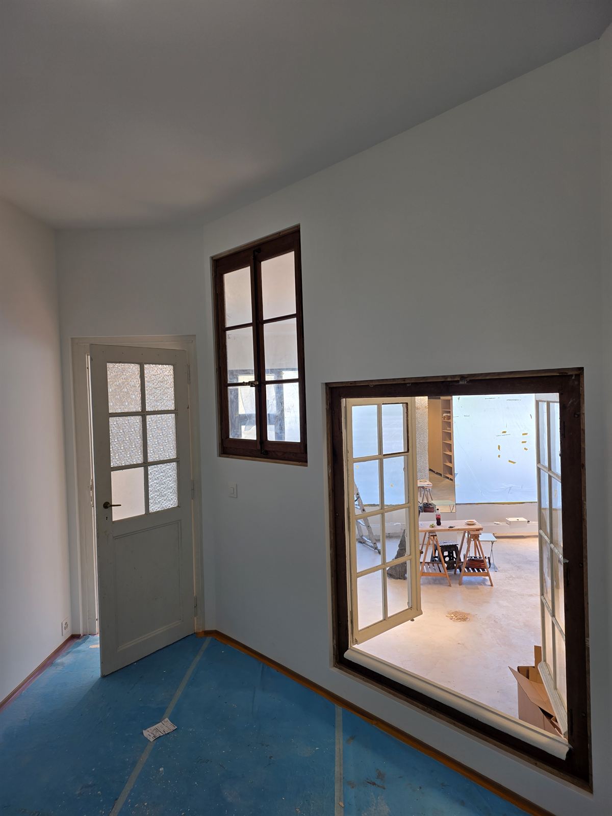 Pièce en cours de finition avec fenêtre intérieure